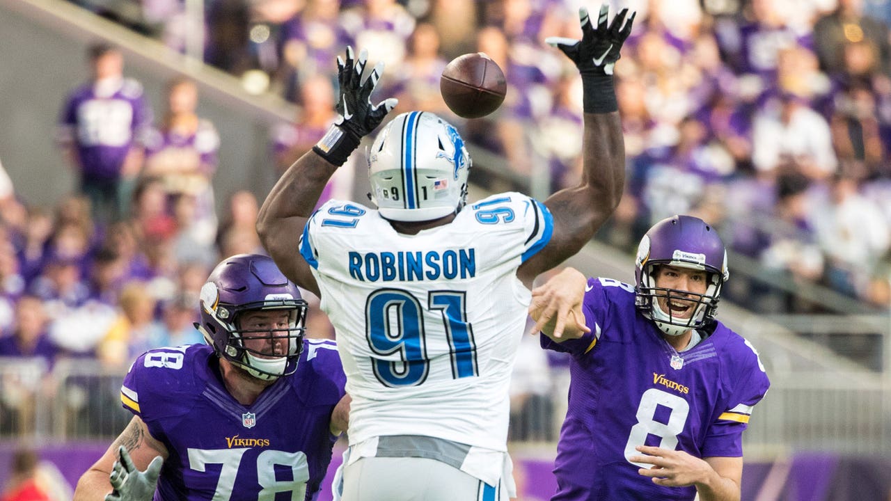 Robinson knocking down passes for NFC North-leading Lions